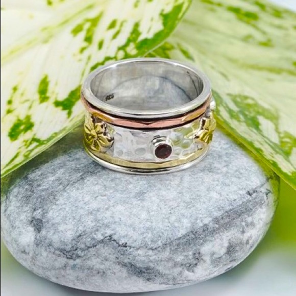 NWT Garnet/Tri-Tone Raised Daisies Spinner Ring, Sz. 8 - Picture 2 of 10